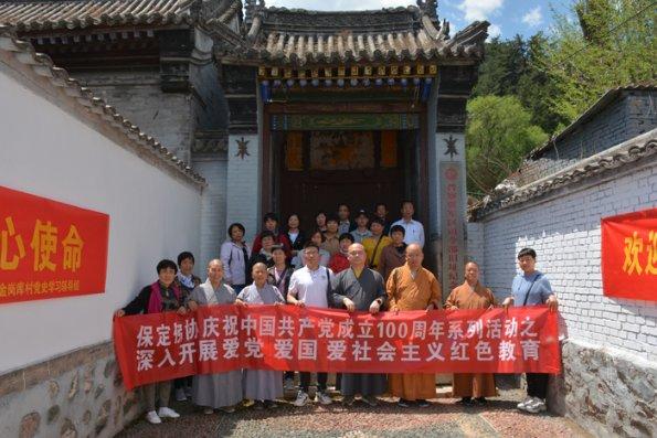 六合95后民警徒手夺刀勇救少女
